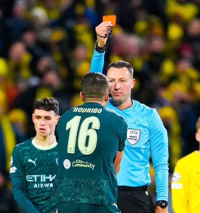 1-3！哈兰德8场1球持续低迷，金球先生染红，曼城制造欧冠大冷