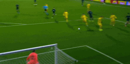 1-3！哈兰德8场1球持续低迷，金球先生染红，曼城制造欧冠大冷