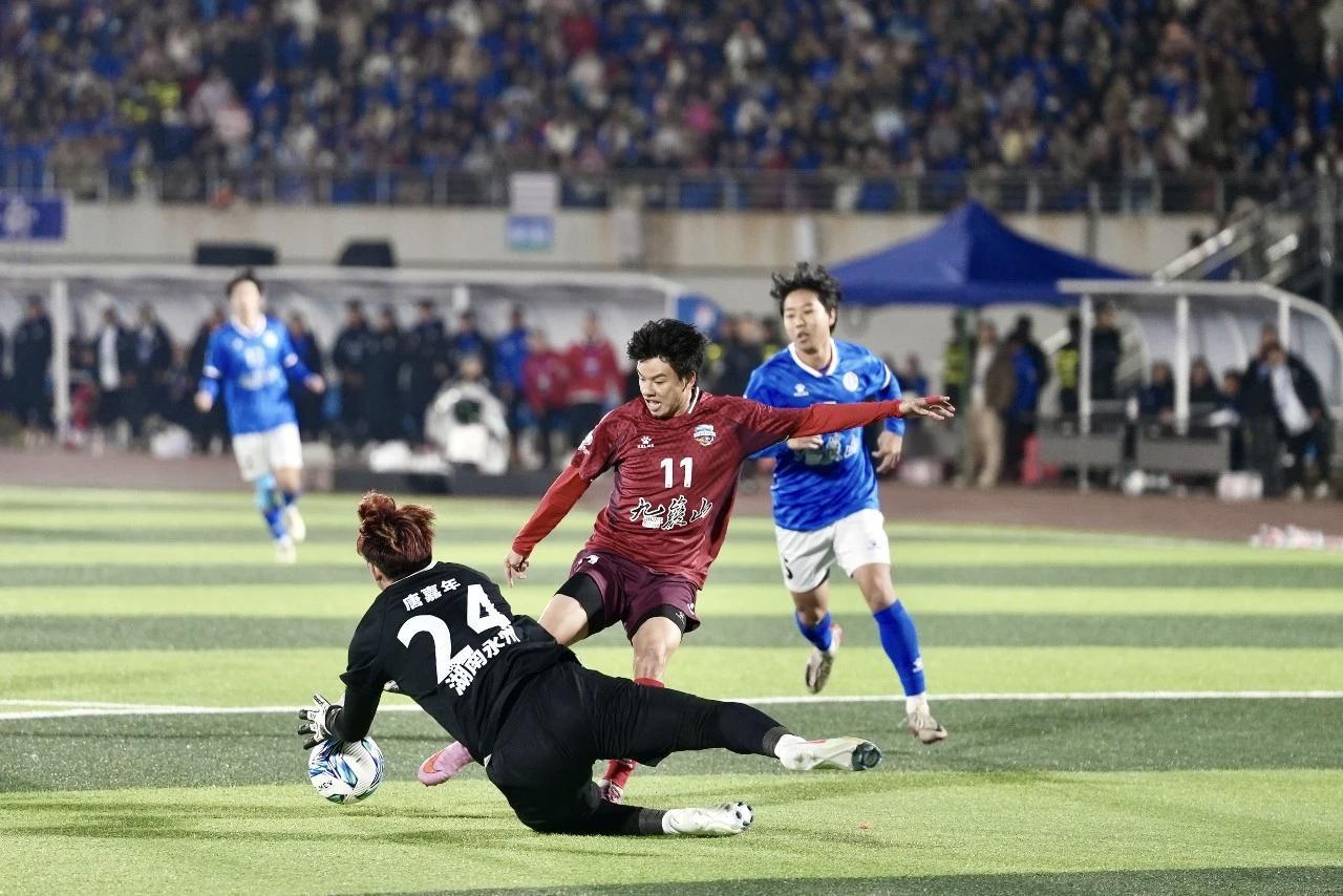 开云在线观看-酸言遮不住荣光：永州足球亚军背后的理性与抹黑者的狭隘