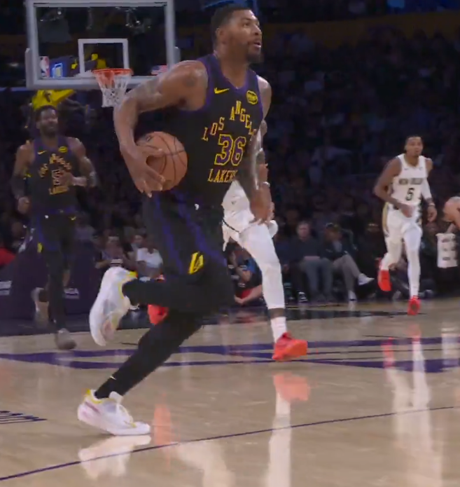 开云APP-狂赢92分！被胖虎肘歪脖子硬抗，艾妃啊，这才是湖人的中锋