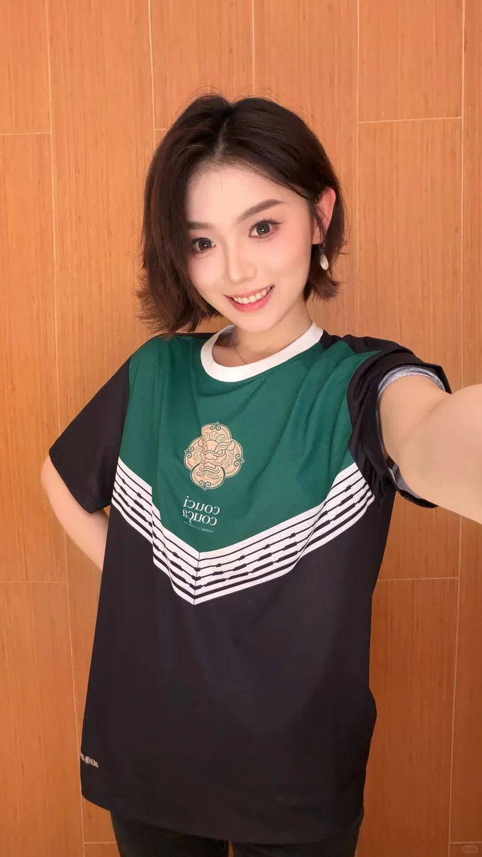 【每日足球女神49】短发主持你喜欢吗~|佟艺|体育|球迷|赛事|新锐_新浪体育_新浪新闻